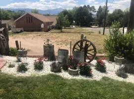 Central Location-Pikes Peak Mountain Views!