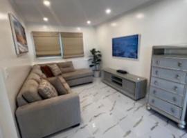 Luxury Waterfront Getaway, hotel in Copiague