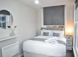 City Comfort Modern 1-Bed Apartment sleeps up to 4