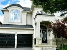Connected Comfort - 7BR Family Retreat - Near Pearson Airport & Toronto Downtown