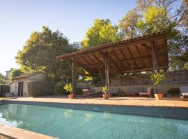 18th Century Chateau with Stunning Pool & Gardens, hotel i Castelnau-Picampeau