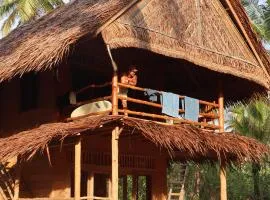 Toro Simalatcat - Private all inclusive, Accom, Food, 2x daily surf trips, guide, barrels