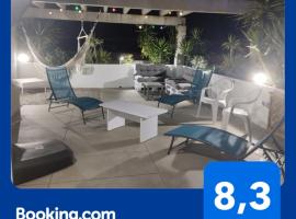 Atico of 3 rooms, total 130m² just for you with a 60 m² terrace, swimming pool, mountain and marina view., hotel in Roses