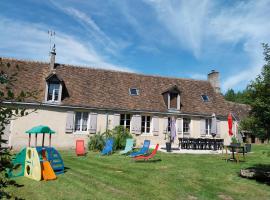Proche le Mans, Parigné l'Evêque,maison forestière, accueil chevaux possible 11 pers, hotel in Parigné-lʼÉvêque