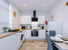 Modern & Beautiful 4 Bedroom, Bury Town Centre