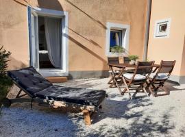 Cozy Apartment In Old Pfarrhaus, hotell sihtkohas Zweikirchen