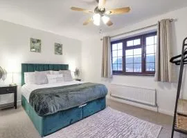 Stylish 5 BDR - 10 Beds - Sleeps up to 10 Guests - Parking - Wifi - Garden - Long Term Stays - Business - Contractors - Families - Leisure