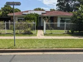 BIDWILL GARDENS ON MIDDLETON - Private Room King-Size Bed or Open Lounge Room Floor Mattress SHARED Bathroom FREE Kitchen Essentials FREE Laundry Facilities Fast NBN WIFI HDTV NETFLIX, YOUTUBE, KAYO Private Transport and Meal Services Available On Request