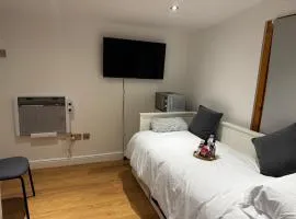 Self Contain Summer House Ensuite Room