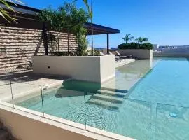 Luxury Studio Rooftop,Pool,Gym,Wifi,close to Beach