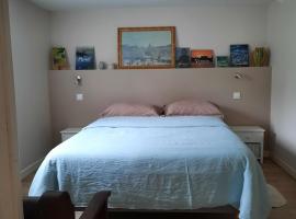 Giverny, Cosy studio au vert, hotel v destinaci Giverny