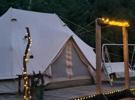 Glamping Bosque - Río Villarrica, luxusní kemp v destinaci Villarrica