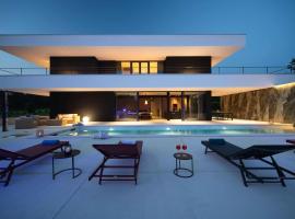 Luxury Villa She for 6 people with 61 m2 private pool, playground & activities on-side for adults and kids, hotel a Šterna