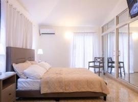 Caribbean Hotel Boutique, guest house in Ensanche Savica de Mendoza