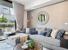 Chic Townhouse in South Yarra