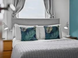 The Pinnacle by Cotels - CENTRAL LOCATION, PARKING, FIBRE WIFI, SMART TV, FULLY EQUIPPED KITCHEN