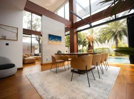 The Azure Villa W Large Pool And Outdoor Garden, hotel v destinaci Bùi Tiếng