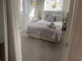 Luxury Riverside 2 bedroomed Apartment with Balcony