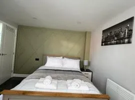 Near Birmingham - Stylish Flat - Free Parking