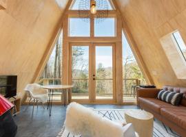 Romantic New A-Frame Cabin, Views, Hot Tub!, khách sạn ở Asheville