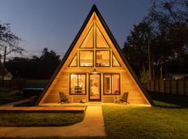 New Scandi-camp A-Frame, Hot Tub, Views, Walk Downtown, hotel di Black Mountain