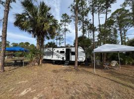 Cozy new camper on lake front & access to fishing, luxusn&iacute; kemp v destinaci Clewiston
