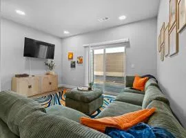 Modern Apt W Pool, Gym & Free "p"prime Location