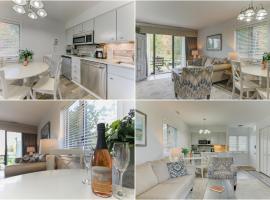 Gorgeous Chic Beach Front Condo 2775, отель в городе Траверс-Сити