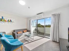 Bright 1-Bed Apartment with Balcony