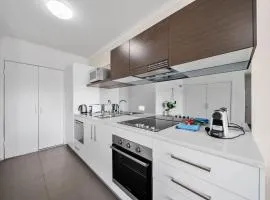 Bright 1-Bed Apartment with Balcony