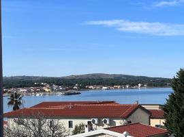 Apartmani KiD، فندق في فير