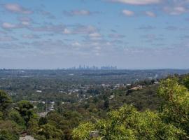 Escape to the Hills- Charming home with city views & walking distance to the 1000 steps, hotel v destinaci Upwey