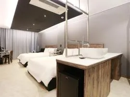 Louis Hotel