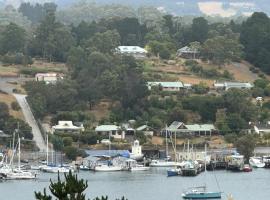 Elegant and scenic floating boat house, hotel v destinaci Kettering