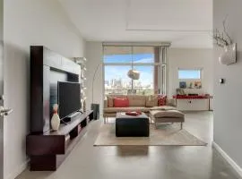 5M302 City Skyline views from this light filled