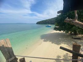 Naturist Beach Camping Private Beach Phuket – hotel w mieście Ko Lone