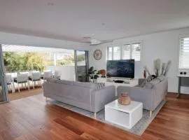 The Pool House - Light and Spacious