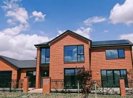 Spacious Getaway in Cambridge - 4 Bedrooms House with 3 bathrooms