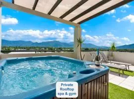 Cairns Penthouse - Private Rooftop Outdoor Gym, Spa & TV Area with Sunset & Mountain Views