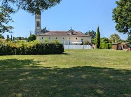 Gîte de 13 personnes avec piscine privée, hotelli kohteessa Baleyssagues