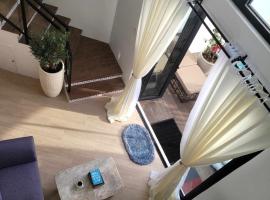 French home with stunning Taal view near Tagaytay, ξενοδοχείο σε Talisay