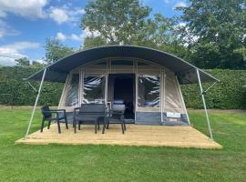 Lodge tent Eendje met privé sanitair、Nistelrodeのラグジュアリーテント