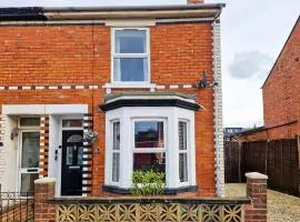 Tudor Delightful House Central Gloucester By StayStaycations