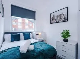 FREE Parking, Stoke, Sleeps up to 10, 4 bedrooms, Close to Alton Towers