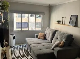 Apto a 3 min a pé da praia - 2 dorms para até 6 pessoas