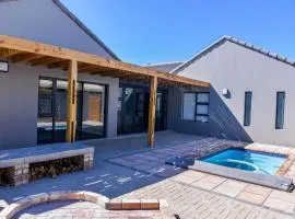Bessie on Vondeling - Relax in Style at Bessie, Langebaans Coziest Holiday Home