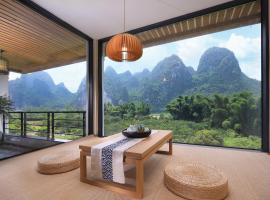 Yangshuo Lijiang Island Riverside Resort -Free pick up service and local guide walking along the river, hotel en Yangshuo