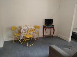 Casa no Centro de Tinguá - Sem Roupas de Cama e Toalhas, hotel em Nova Iguaçu