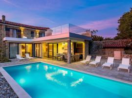 Charming Holiday Home with private heated pool, ξενοδοχείο σε Jakišnica