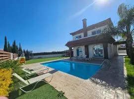 4 bdr villa with huge patio area and walking distance to beach